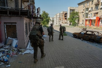 Zelenskyy Warns of North Korean Missiles as Russian Strikes Kill 10 in Ukraine