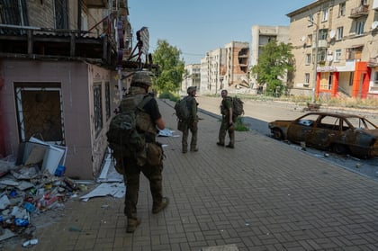 Zelenskyy Warns of North Korean Missiles as Russian Strikes Kill 10 in Ukraine