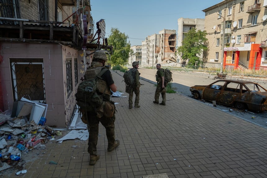 Zelenskyy Warns of North Korean Missiles as Russian Strikes Kill 10 in Ukraine