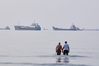 Seventh Night of US Strikes Targets Iranian Port as Hormuz Standoff Deepens