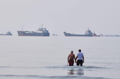 Seventh Night of US Strikes Targets Iranian Port as Hormuz Standoff Deepens