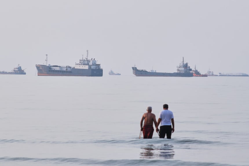 Seventh Night of US Strikes Targets Iranian Port as Hormuz Standoff Deepens
