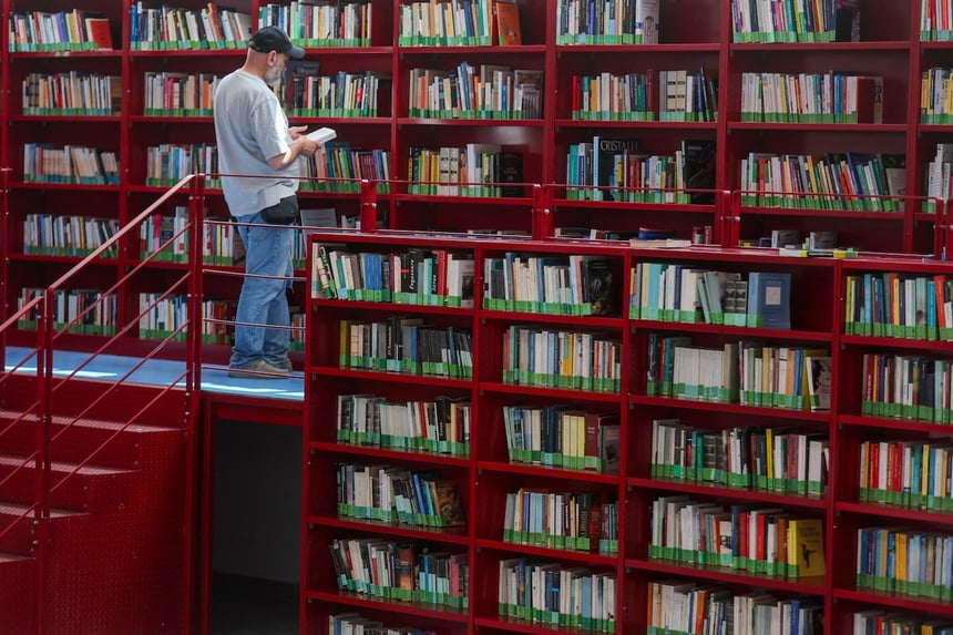 Dua Lipa Wedding Sparks Lit Chic: Why Physical Books Rule The AI Era