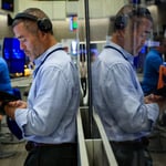 Wall Street Stocks Fall as Bond Yields Surge on Fed Rate Hike Bets