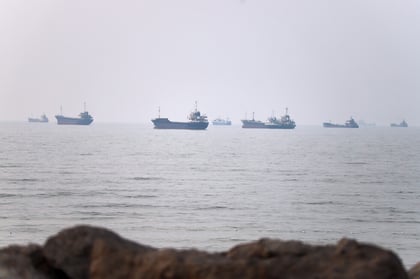 US Iran Strikes Enter 12th Night as Strait of Hormuz Control Slips